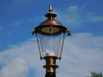 Lantaarnpaal met mystieke vis – klassieke buitenverlichting