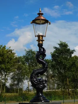 Lampadaire orné de poissons mystiques – éclairage classique