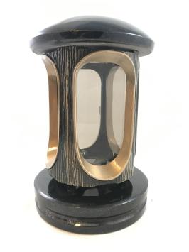 Eine Laterne / Grablampe, ganz aus Granit mit Bronzebeschlägen