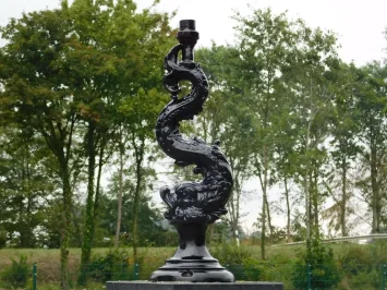 Lantaarnpaal met mystieke vis – traditioneel en klassiek