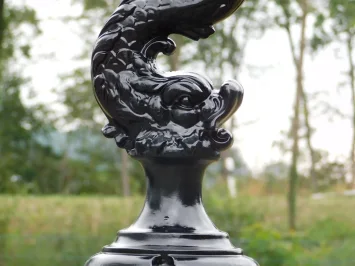 Lampadaire orné de poissons mystiques – traditionnel et classique