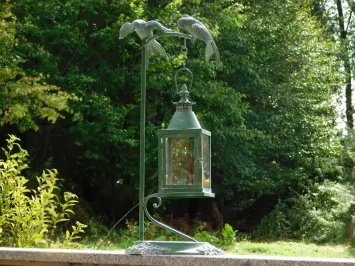 Lanterne sur pied avec oiseaux – métal et verre – 70 cm