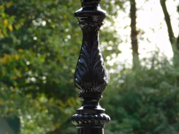 Gartenlampe mit Lilienmotiv – 102 cm – Schwarz oder Grün