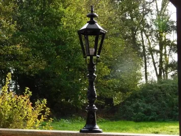 Borne extérieure classique – fleur de lys – 102 cm
