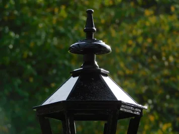 Klassische Gartenlampe – Lilienmotiv – 102 cm – Alu