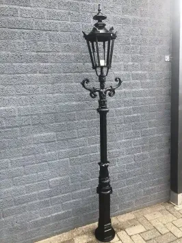 Klassische Laterne mit Kronen – 225 cm – Aluminium