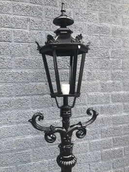 Klassische Laterne mit Kronen – 225 cm – Aluminium