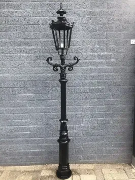 Lampadaire en aluminium – 225 cm – couronnes ornées