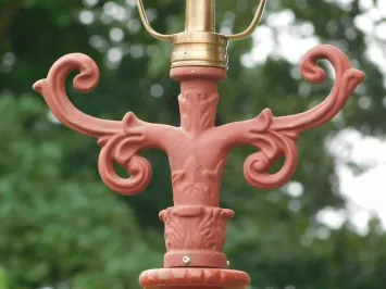 Gietijzeren lantaarnpaal van 325 cm met koperen en messing