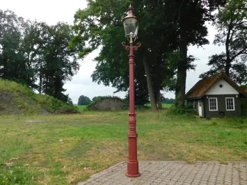 Gusseiserner Laternenpfahl, 325 cm lang, mit Kupfer und Messing