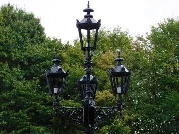 Klassischer Laternenmast mit 4 Leuchten – schwarz – 315 cm