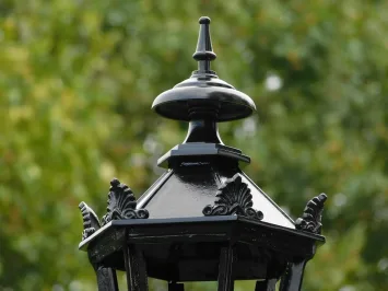 Laternenmast 4-flammig – Aluminium schwarz – 315 cm – Unikat