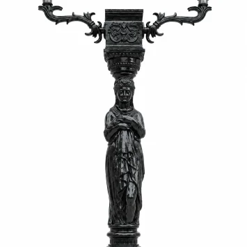 Klassieke vrouwenfiguur op antieke gietijzeren lantaarnpaal