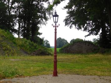 Lantaarnpaal met zwarte kap - 320 cm - gietijzeren menie ruw