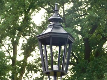 Lantaarnpaal met zwarte kap - 320 cm - gietijzeren menie ruw