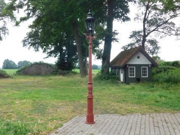 Lantaarnpaal met zwarte kap - 320 cm - gietijzeren menie ruw
