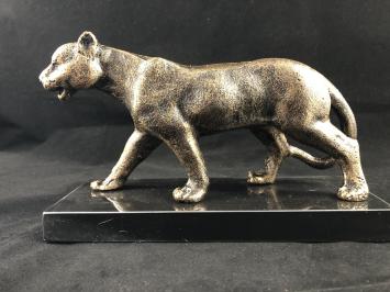 Een brons iron beeld/sculptuur van een leeuwin
