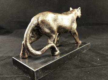 Een brons iron beeld/sculptuur van een leeuwin