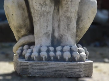 Löwenpaar links und rechts – Stein – klassische Gartenstatuen