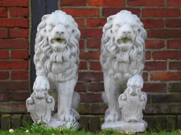 Löwen – mit Schild – Tierstatue aus Stein – 2er-Set