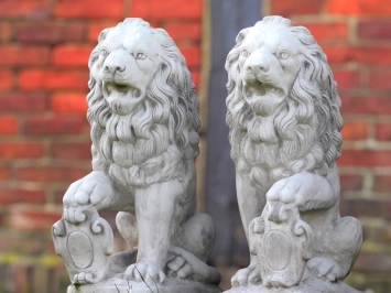 Löwen – mit Schild – Tierstatue aus Stein – Satz von 2