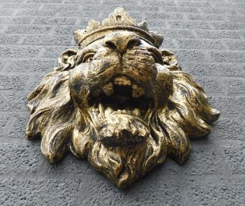 Löwenkopf mit Krone - gold/schwarz Polystone