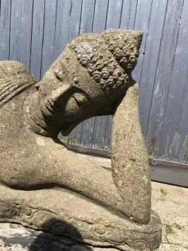 Bouddha couché - statue en pierre de lave - 150 cm - classique