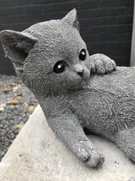 Statue einer spielenden Katze / Katzenmädchen, aus Stein, sehr schön!
