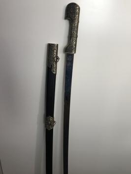 Prachtig degelijk en sierlijke sabel-zwaard met mooi versierde schede.