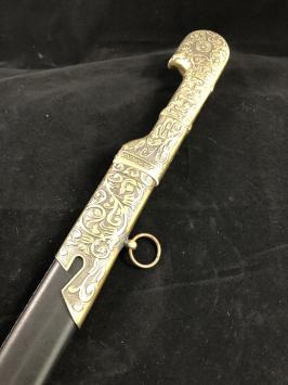 Prachtig degelijk en sierlijke sabel-zwaard met mooi versierde schede.