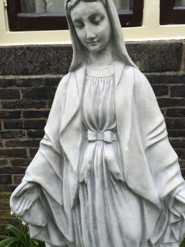 Mutter Maria, große Vollsteinskulptur