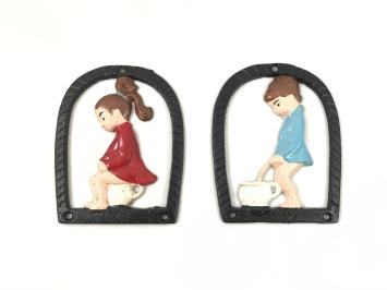 Satz von Toilettenschildern eines Jungen und eines Mädchens, Metall in Farbe