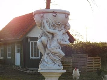 Mann und Frau mit Schale - auf Sockel - Stein - 140 cm