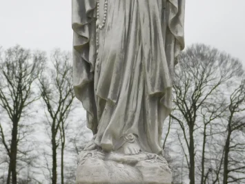 Marienstatue auf Sockel – 190 cm – Stein – Unsere Liebe Frau