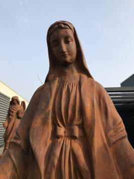 Maria auf einem Sockel - Oxidoberfläche, Gartenstatue Maria groß auf Sockel