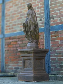 Gartenstatue der Maria auf einem Sockel – große Statue, 155 cm hoch – oxidierter Stein