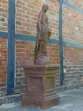 Statue de jardin de la Vierge Marie sur piédestal - grande statue de 155 cm de haut - pierre oxydée
