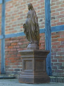 Gartenstatue der Maria auf einem Sockel – große Statue, 155 cm hoch – oxidierter Stein