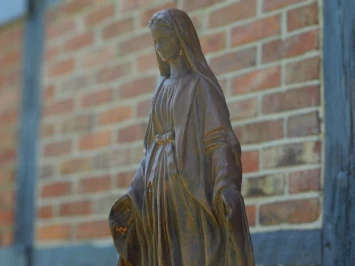 Gartenstatue der Maria auf einem Sockel – große Statue, 155 cm hoch – oxidierter Stein