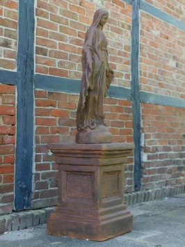 Statue de jardin de la Vierge Marie sur piédestal - grande statue de 155 cm de haut - pierre oxydée
