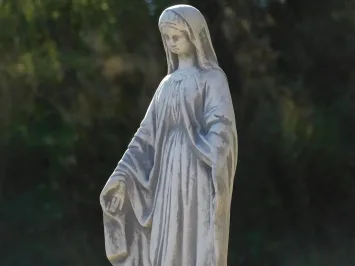 Statue de jardin Vierge Marie sur socle en pierre – 110 cm
