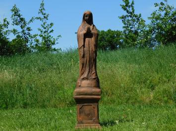 Marienstatue auf Sockel – 128 cm – Massiver Oxidstein – Betende Maria