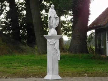 Mariabeeld op Medusa-sokkel – stenen tuinbeeld – 170 cm