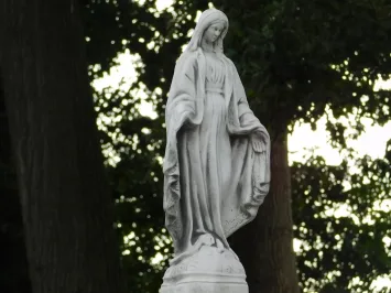 Marienstatue auf Medusa-Sockel – Steinguss – 170 cm