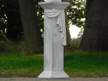 Marienstatue auf Medusa-Sockel – Steinguss – 170 cm