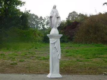 Statue de la Vierge sur socle Méduse – pierre – 170 cm