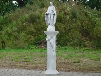 Statue de la Vierge sur socle Méduse – pierre – 170 cm