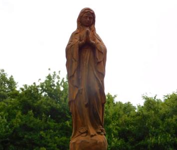 Marienstatue mit Rosenkranz in Oxid - massivem Stein