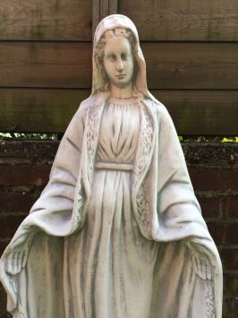 Maria beeld op sokkel, tuinbeeld massief gegoten steen, prachtig vormgegeven zwaar beeld.