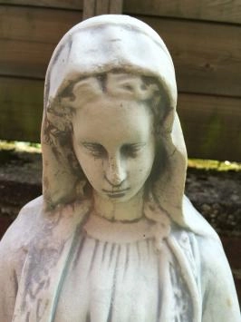 Maria op sokkel - steen - 115 cm - klassiek wit - in detail